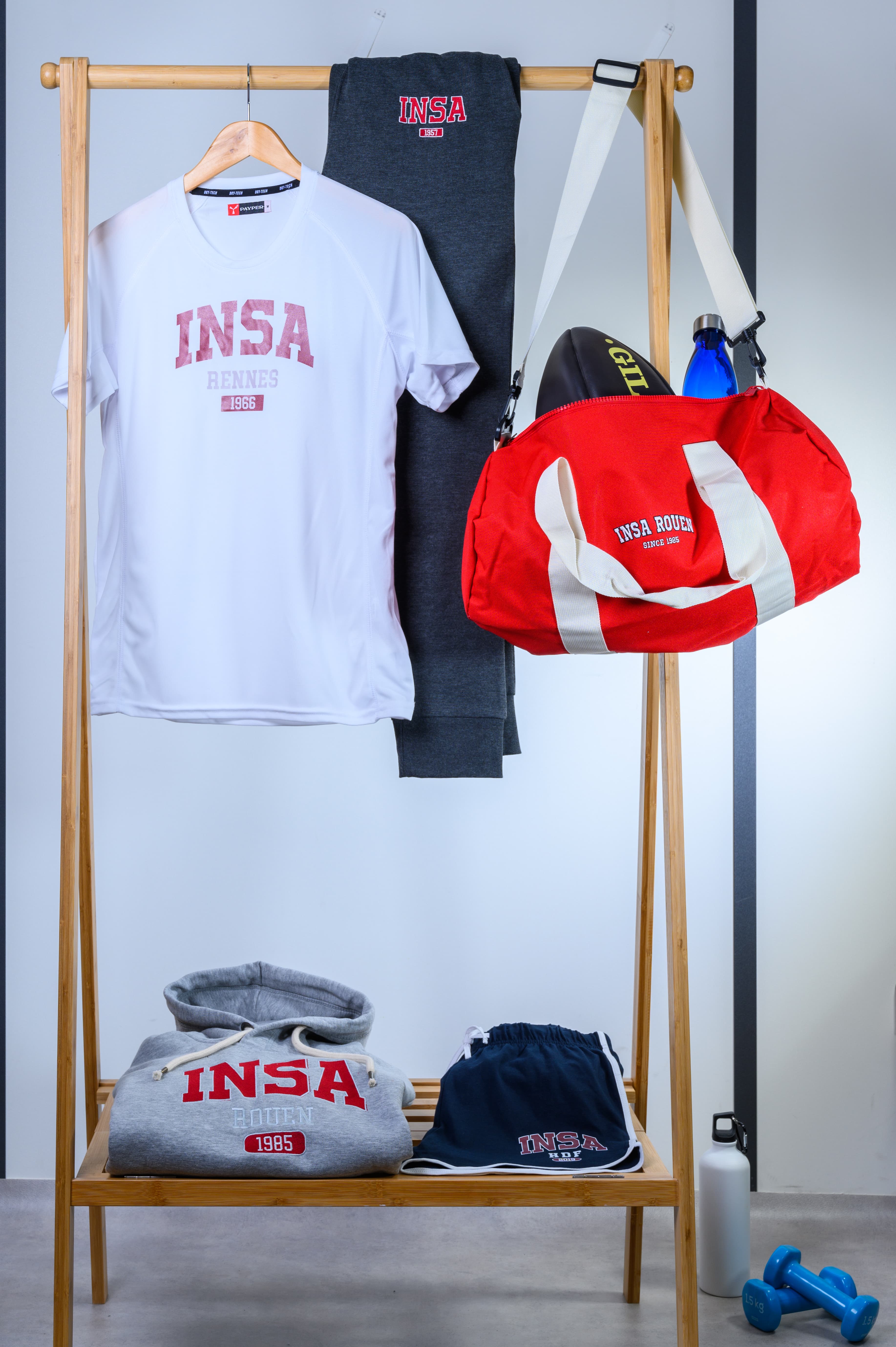 Ensemble INSA avec objets personalises avec logo