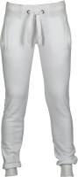 Pantalon en sweat pour femme avec bord-côte élastique en taille et bas de la jambe, coulisse en cordon blanc avec coutures en contraste et oillettes en métal, deux poches sur le devant avec bord-côte, coutures renforcées.